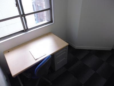 内観_2名様用の304号室です。備え付きの家具があり、初期費用を抑えることができます。