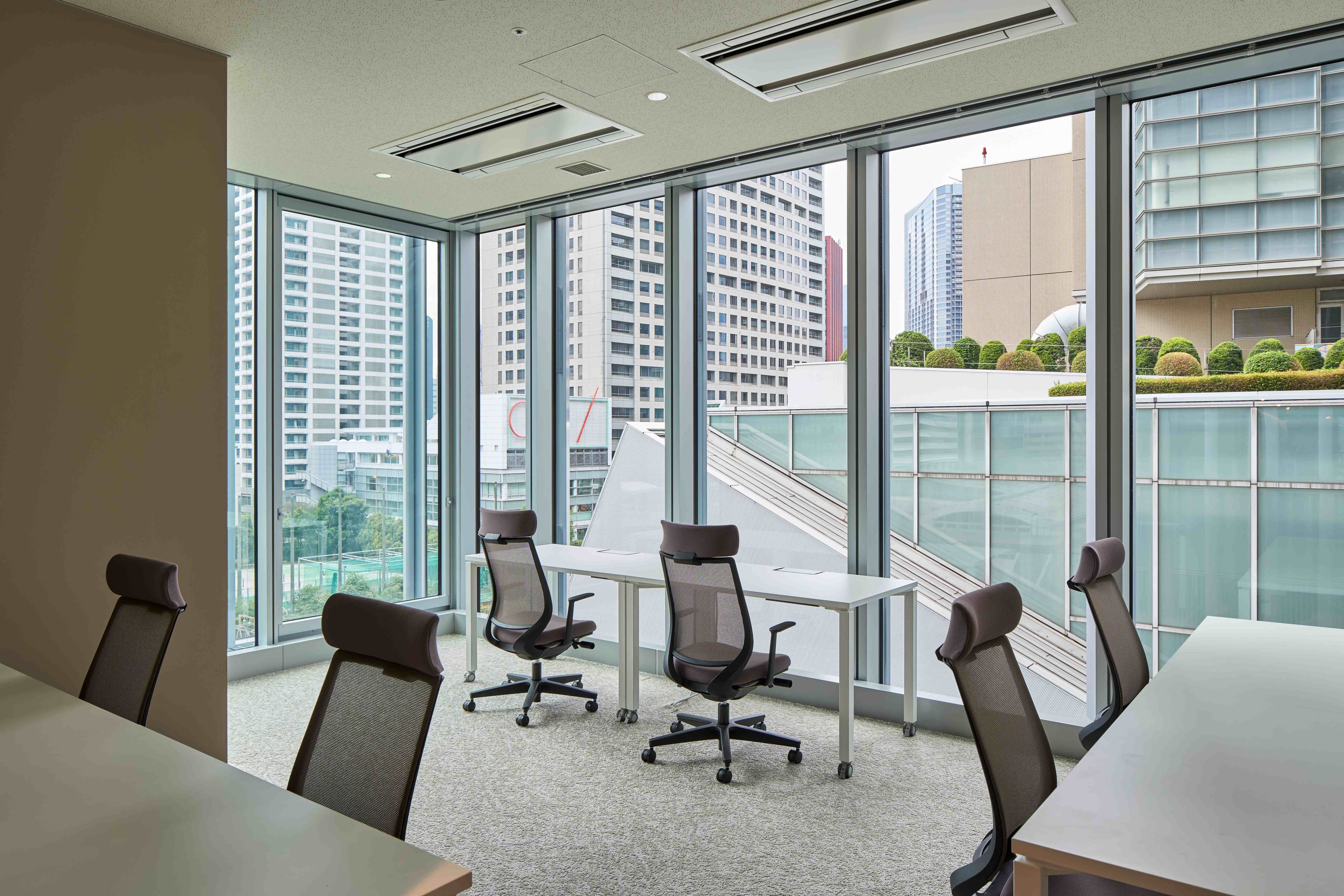 専有部_個室。家具、高速Wi-Fi完備ですぐにビジネスをスタートできます。