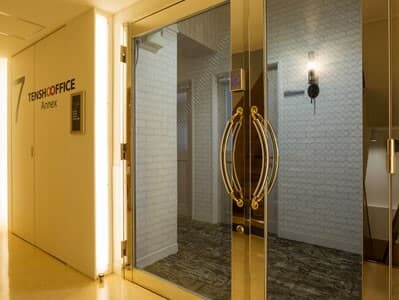 外観_エントランス。エントランスはオートロックになっており、24時間いつでも入退室ができます。