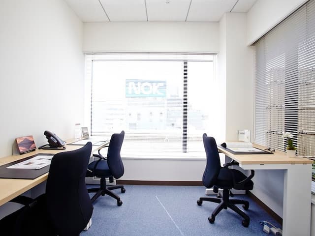 個室_大きめの窓を採用しており自然光を浴びながらお仕事に取り掛かることが可能です。