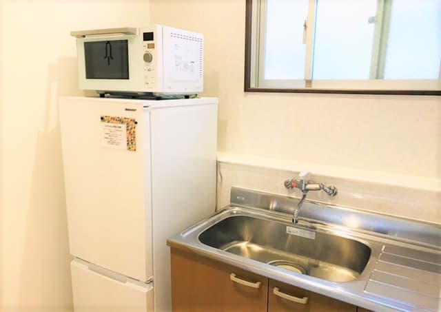 共用部_給湯室。シンク・電子レンジが備え付けです。