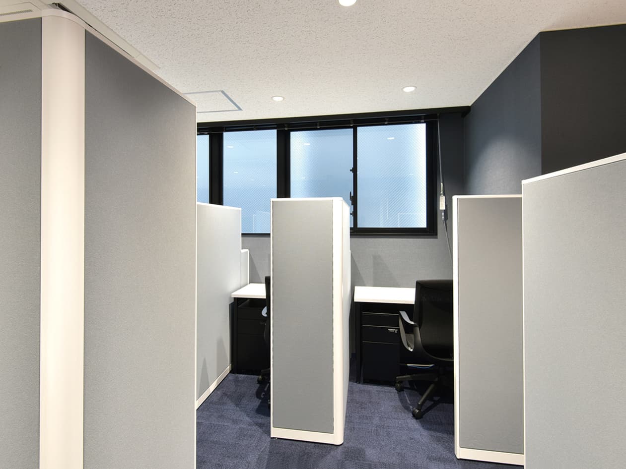 共用部_シェアルームです。余計なものがなく集中して作業を行うことが可能です。