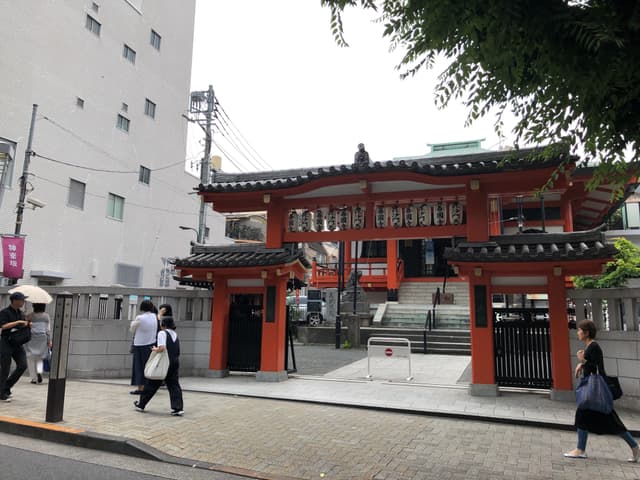 周辺情報_神楽坂通りには鎮護山善國寺があり、神楽坂ならではの雰囲気を楽しむことができます。観光客の方も多くにぎやかです。神楽坂通りにはほかにも多くの飲食店やお土産屋があります。