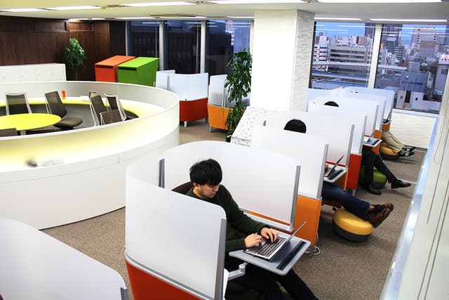 コワーキングスペース_集中して仕事の出来るプライベートスペース