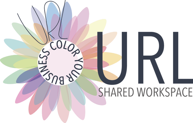 エントランス_外から中の様子が見えないようドアにはスモークがかかっています