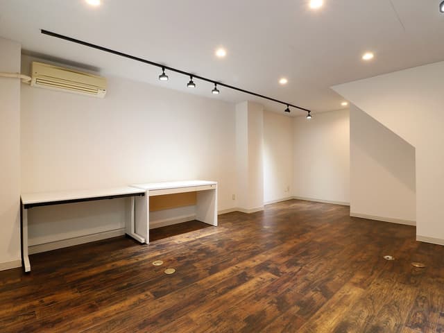 個室_オフィス。カードキーでの入退出管理です。