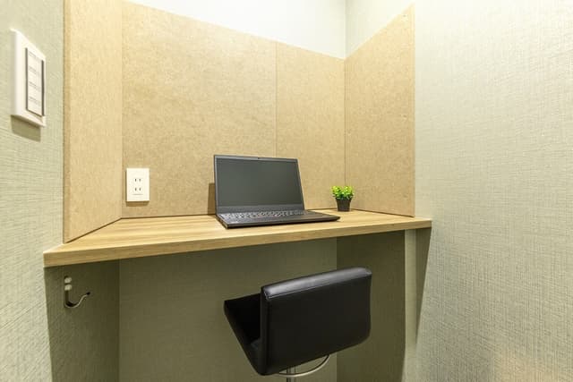 設備_TELブース。WEB会議や電話の際にご利用可能な電話ブースを設けています。