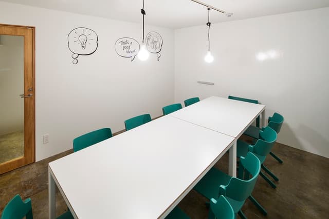 共用部_会議室です。TVモニターやホワイトボードをご用意しております。※TVモニターは会議室Cのみの設置となります。