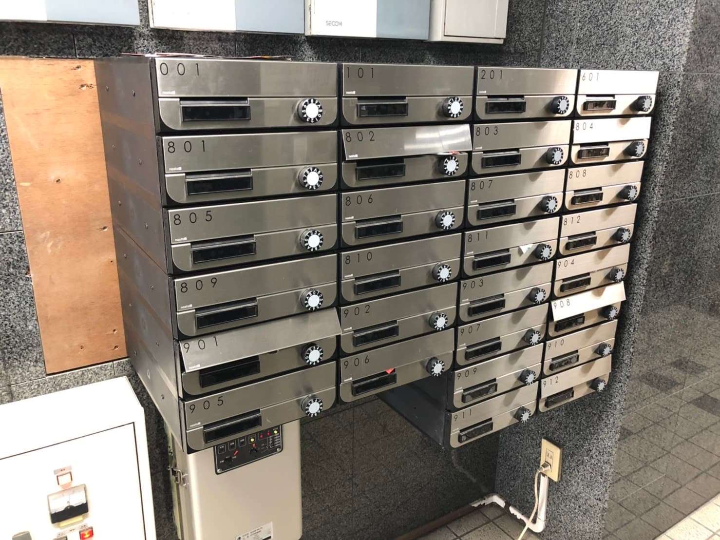 ポスト_ビル入り口付近に各個室専用のポストが設置されています。