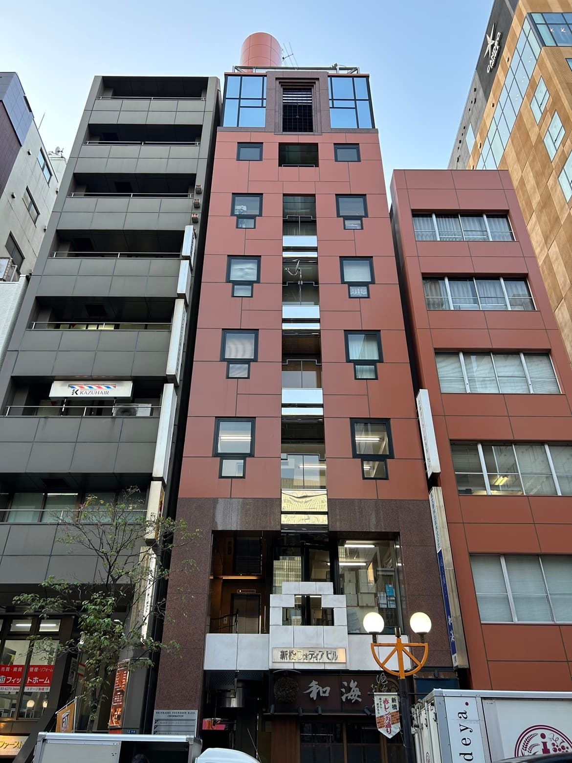 外観写真_新橋駅徒歩5分の場所にあります。
