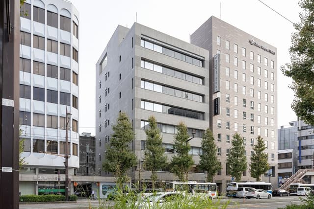 熊本市電花畑町徒歩1分、24時間365日使える熊本市のコワーキングスペース併設のレンタルオフィスです。