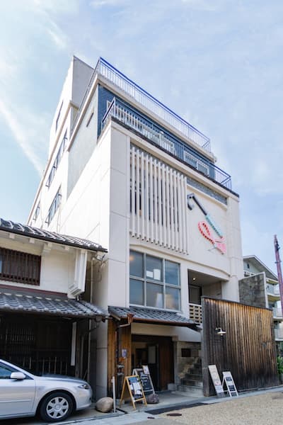 外観_オシャレで個性的な雑貨店・食品店・パン屋などが入っている鍵屋別館