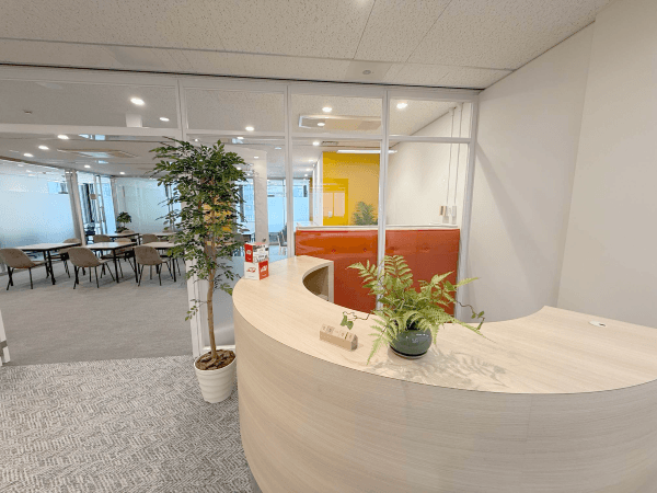 外観_受付。郵便受取や来客対応などを行っています。