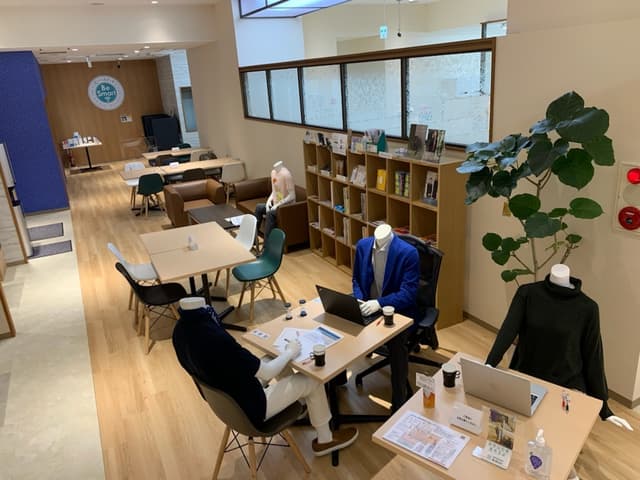 共用部_ラウンジ。会話や短い電話が可能なラウンジです。