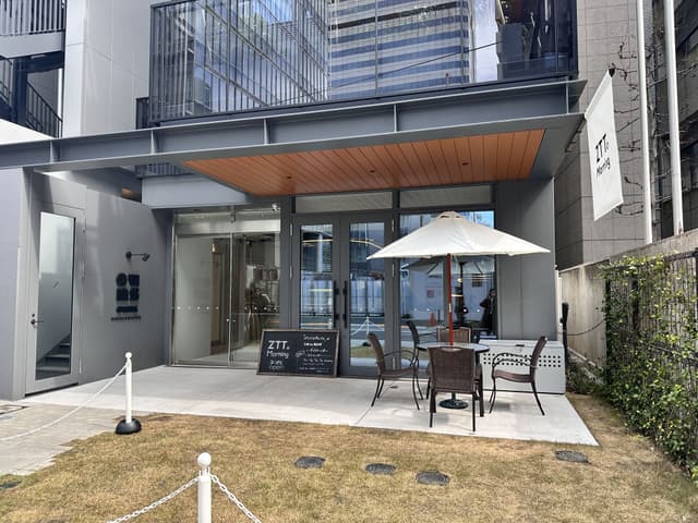 外観_1階にはカフェがあります。