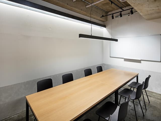 共用部_ミーティングルーム。ホワイトボードやWi-Fiを完備しています。