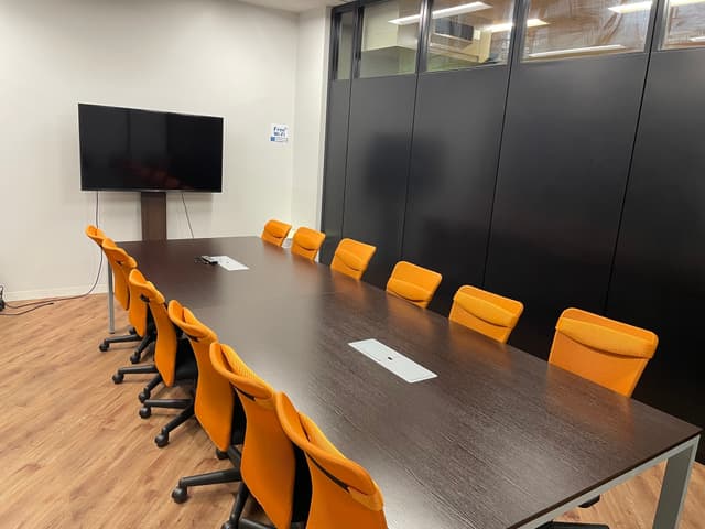 共有部_会議室。1日1時間まで無料で利用可能です。(以降5,500円/1時間)