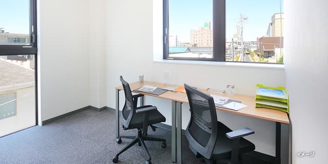 専有部_個室。内装、家具、ネット環境の設備が完備されています。※画像はイメージです。©Regus