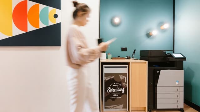 印刷ステーション_業務用プリンターやシュレッダー等、各種設備が充実しております。©wework