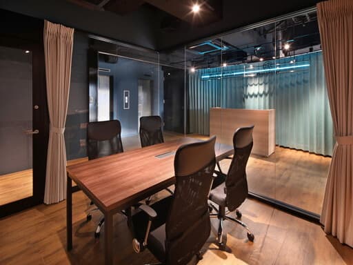 共用部_会議室。簡単な打合せやグループ作業などにもお使いいただけます。