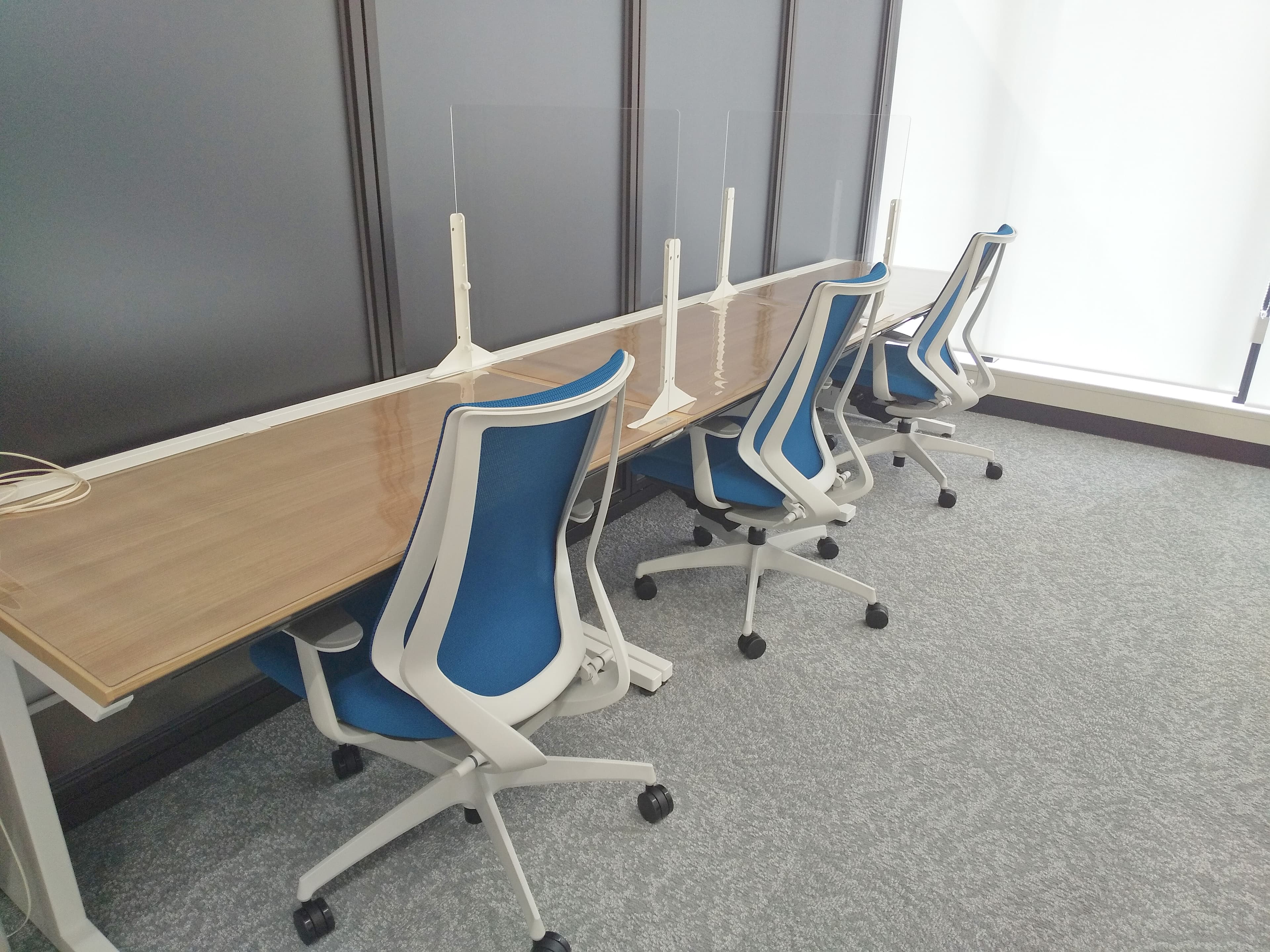 共用部_フリーデスク。ビジネスサポートの提供もあります。