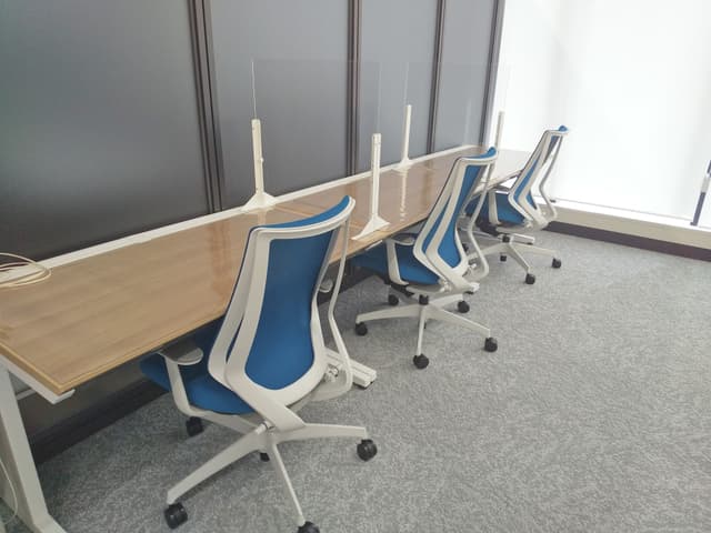 共用部_フリーデスク。ビジネスサポートの提供もあります。