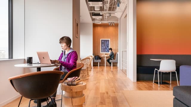 共有スペース_個人で作業ができるスペースも完備しています。©WeWork ※写真はイメージです。