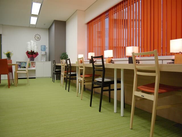 共用部_シェアオフィス。ライトなどの細かいデザインも意識した雰囲気の良いスペースです。