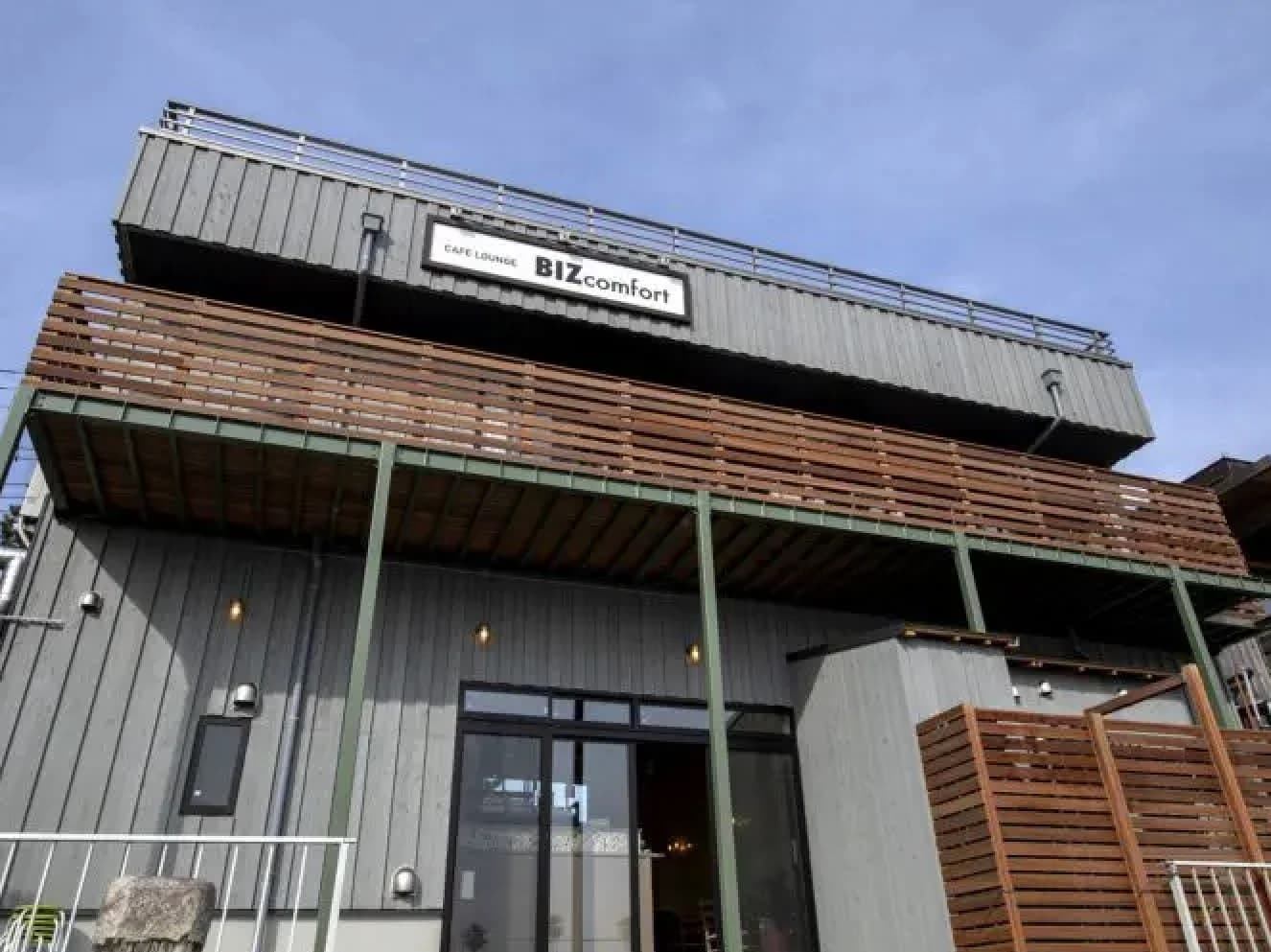 建物外観_片瀬江ノ島駅・徒歩3分の場所にあるオフィスです。©BIZcomfort