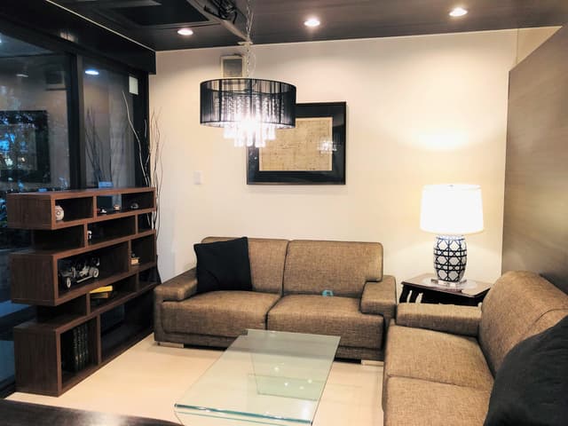 商談スペース_高級感のある商談スペースはエントランスのすぐそばにあります