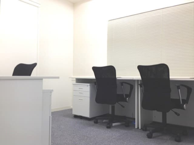 個室_鍵付きの個室によりセキュリティを確保し安心して業務に集中できます。