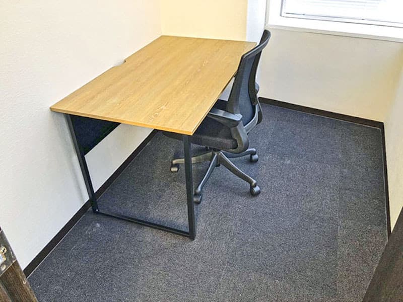 個室_窓付きのオフィスもあるため自然光を確保しながらお仕事に取り組むことも可能です。