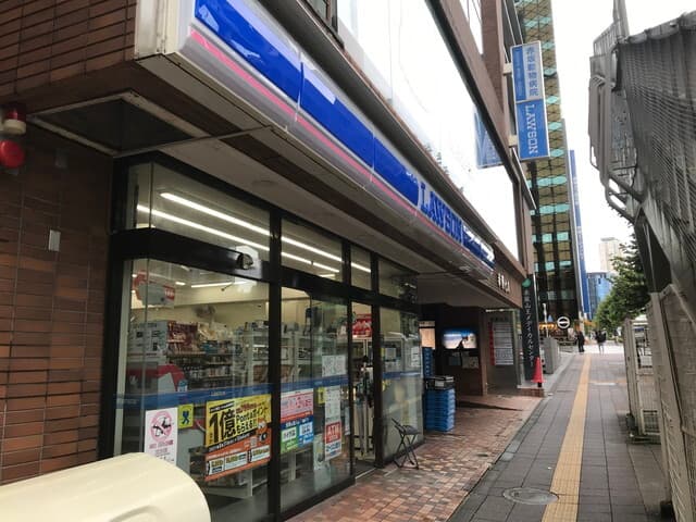 近隣のコンビニ_ローソン H赤坂四丁目店 (徒歩1分)
