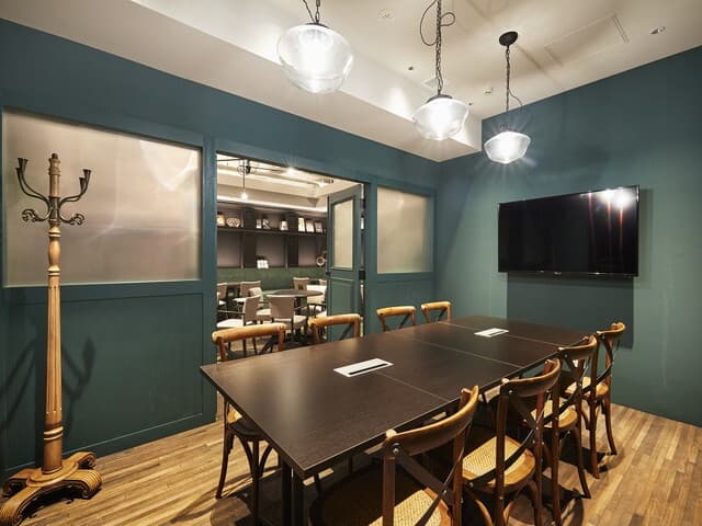 共用部_ミーティングルームはモニターなどの設備も整った完全個室です。