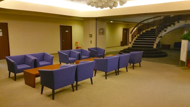 ラウンジ_青いソファーが目に鮮やかなソファー席