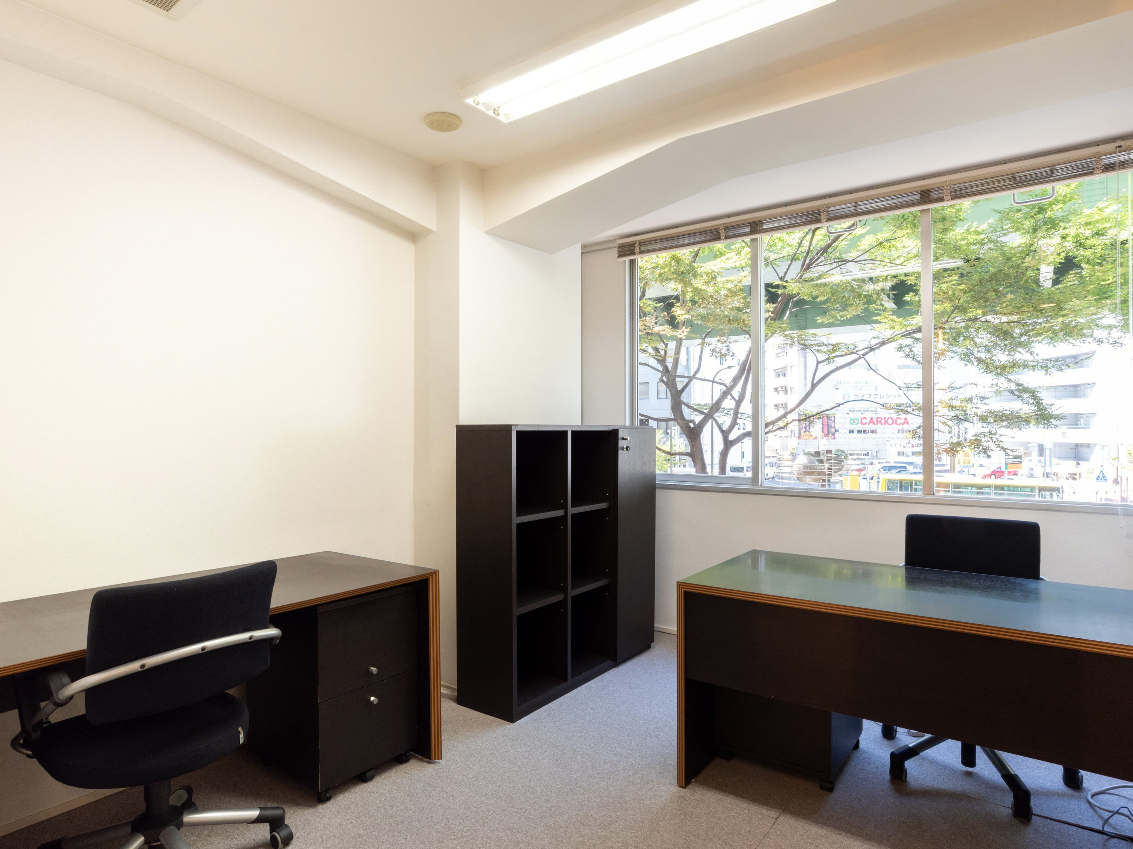 個室_備え付けの家具があるため、入居後すぐに仕事に取り掛かれます。