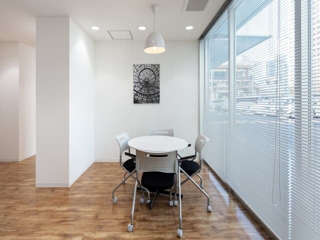 共用部_ビジネスラウンジ。窓際の席では落ち着いた雰囲気で打ち合わせが出来ます。
