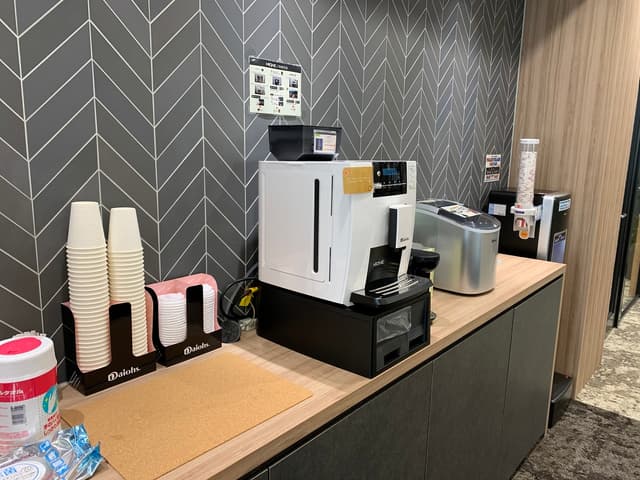 設備_カフェテリアです。自由に利用可能なドリンクサーバーが設置されています。