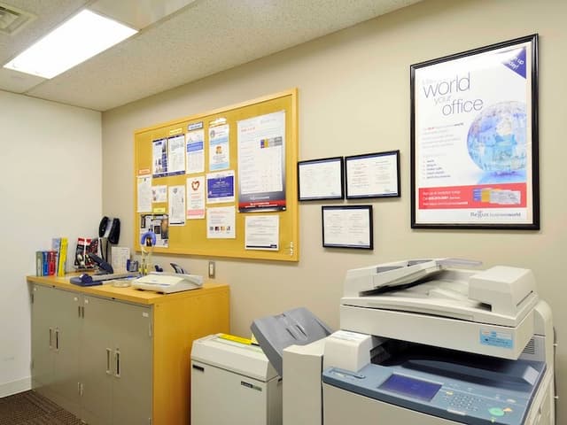 設備_複合機。複合機に加え、シュレッダーや裁断機などもご用意しています。