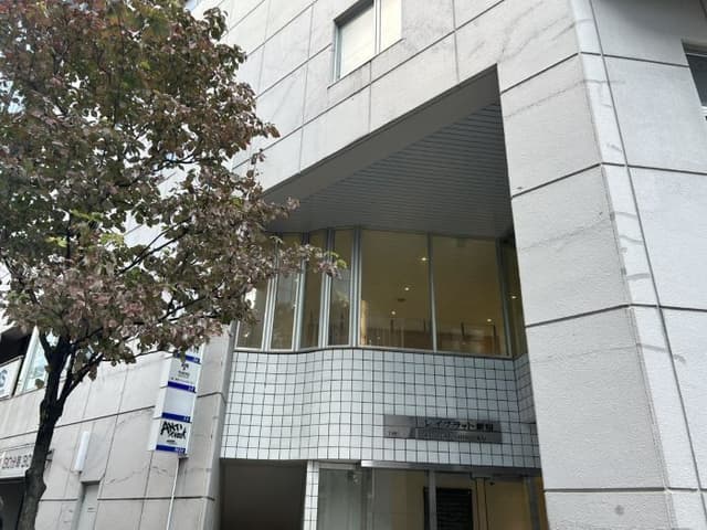 外観_オフィスは新宿駅から徒歩6分の好立地に位置しています。