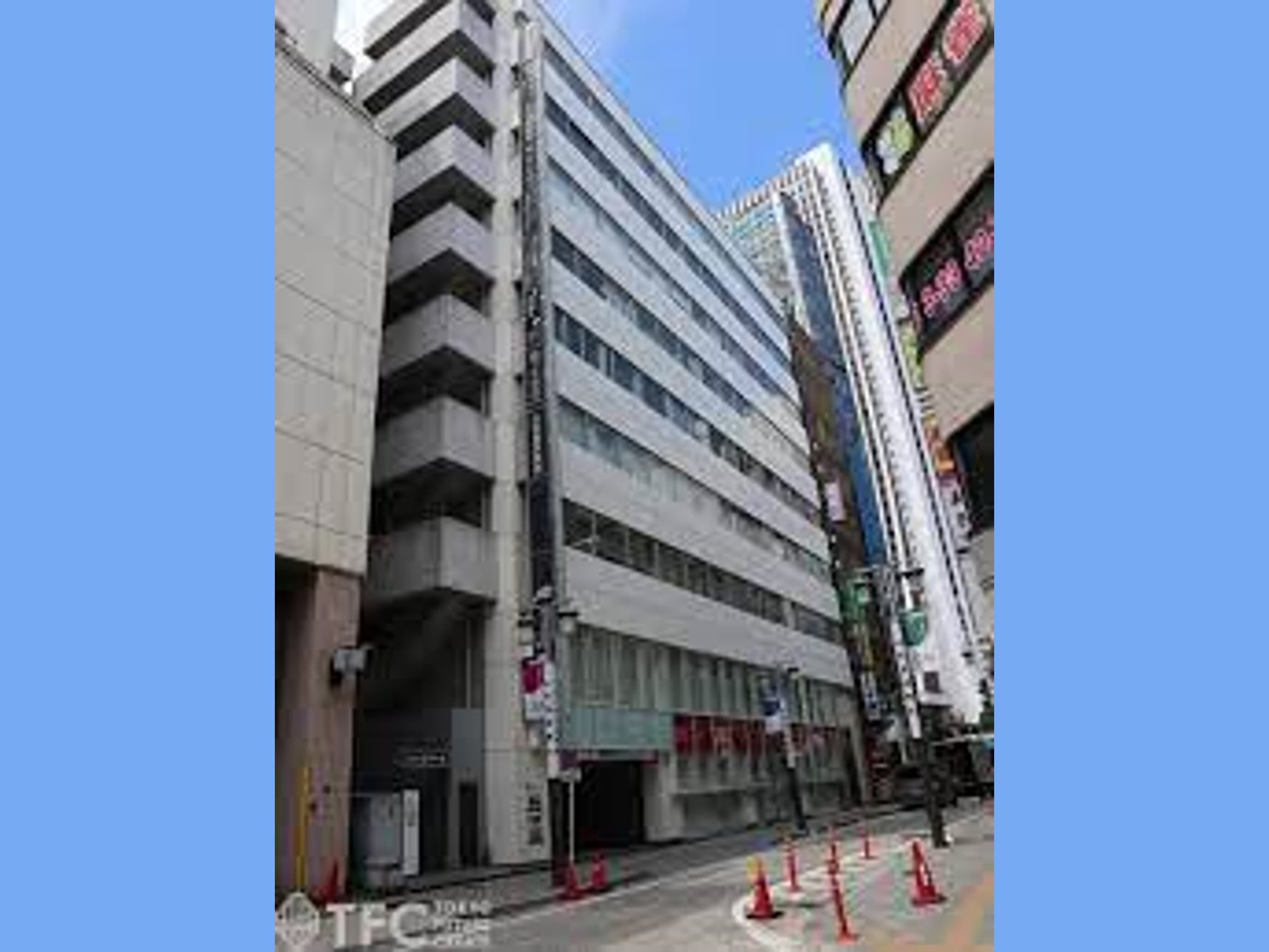 ビル外観。新宿駅西口徒歩1分、新宿三葉ビル5階にあります。