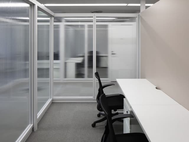 個室_家具、インターネット環境などが完備の個室です。©fabbit