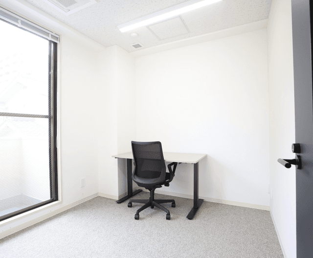 専有部_個室。自然光が入る窓ありのお部屋もあります。※家具はイメージです。