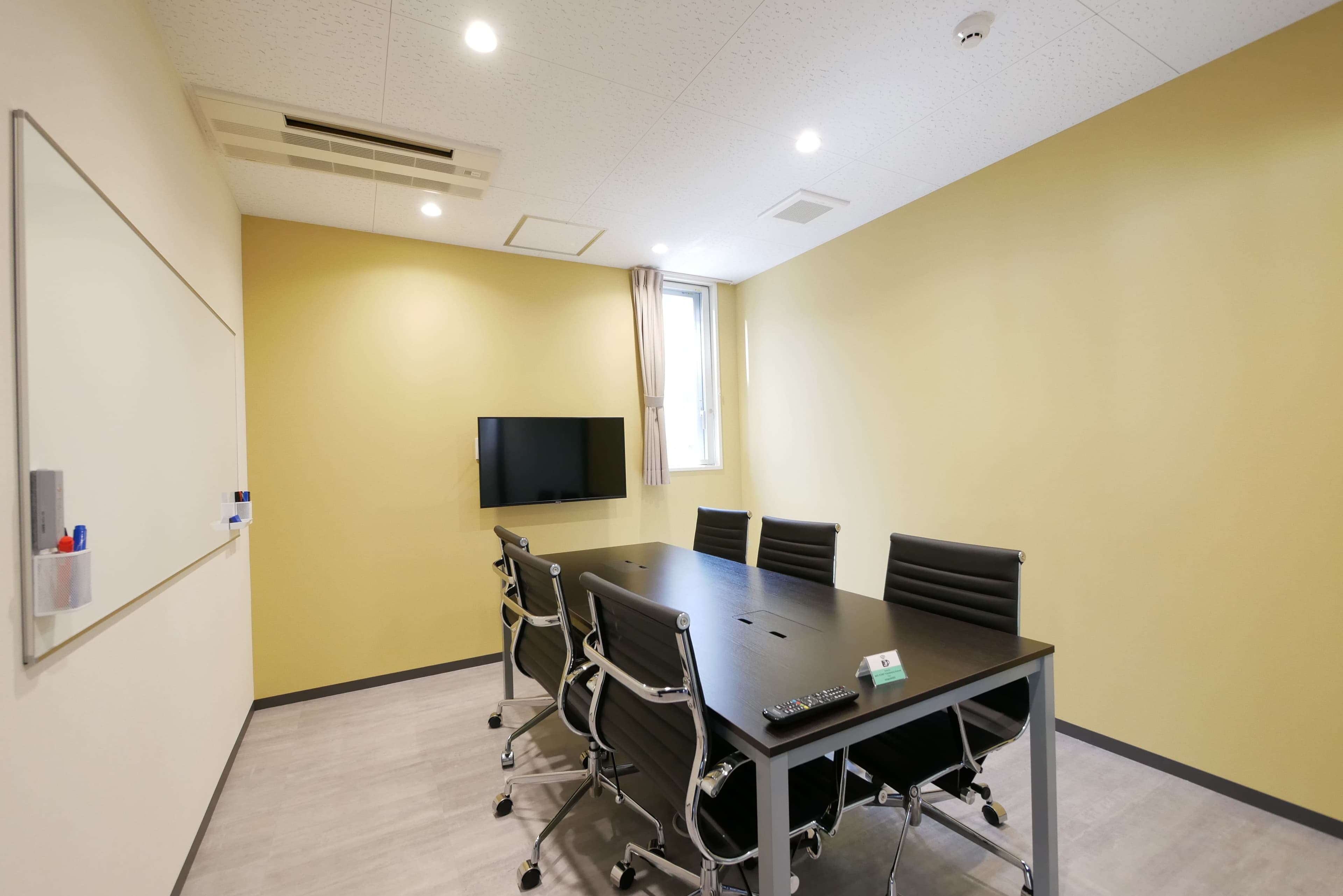 会議室_事前予約制で550円/30分で利用可能。面接や打合せ等様々な用途でご活用可能です。