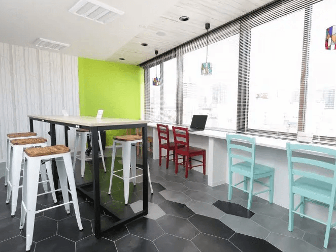 共用部_カフェブース。食事可能なエリアでフリードリンクなどが楽しめます。©bizcomfort