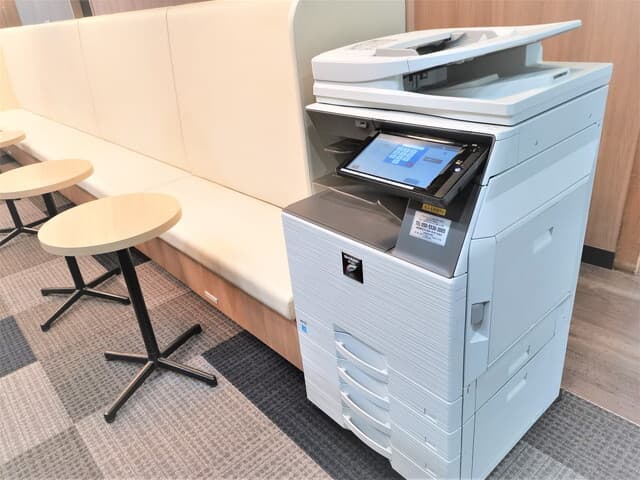 設備_複合機。ラウンジの横にある複合機(有料)もご利用いただけます。
