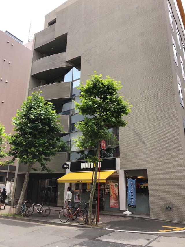 外観_ビル1階のDOUTORが目印です