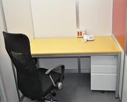 個室_各部屋デスクと椅子が完備されています