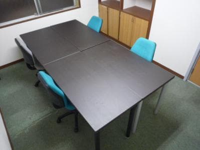 個室_703号室(4名用)です。各個室に家具がついています。