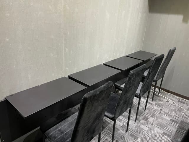 共用部_フリーデスク。コンテンツ制作やビジネスタスクなどの個人作業にお使いいただけます。